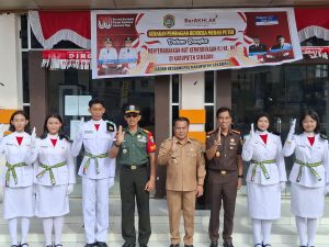 Pabung Kodim Sanggau Hadiri dan Dukung Aksi Pembagian Bendera Sambut HUT RI