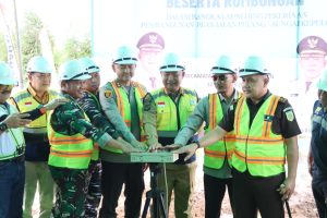 Bersama Unsur Forkopimda Kapolres Ketapang Hadiri Launching Pembangunan Jalan Pelang – Kepuluk*