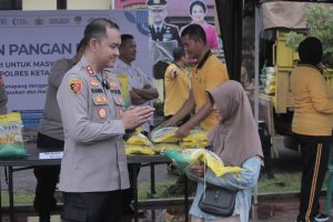 Polres Ketapang Adakan Gerakan Pangan Murah, Fasilitasi Warga Beli Beras Terjangkau