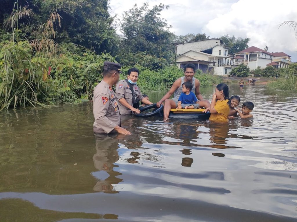 Kapolsek Jelai Hulu Bersama Aparat Gabungan Laksanakan Pemantauan Debit Air di Kecamatan Jelai