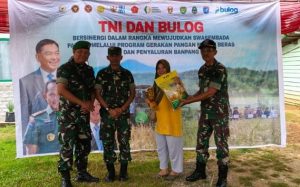 TNI dan Bulog Gelar Operasi Pasar Murah di Sekadau, Warga Antusias