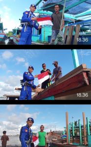 Menjelang HUT Kemerdekaan RI, Satpol Airud Polres Ketapang Bagikan Bendera Merah Putih kepada Warga Pesisir