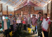 Peduli Korban Banjir, Kapolsek Manis Mata Tinjau Langsung Kondisi Debit Air dan Salurkan Bantuan di Desa Ratu Elok