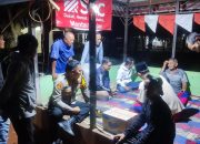 Dekat Dengan Warganya, Kapolsek Benua Kayong Bersama Bhabinkamtibmas Lakukan Patroli Sambang Siskamling