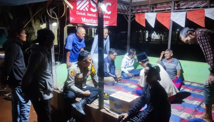 Dekat Dengan Warganya, Kapolsek Benua Kayong Bersama Bhabinkamtibmas Lakukan Patroli Sambang Siskamling