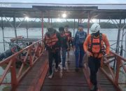 Sat Polairud Polres Ketapang Bersama Basarnas Berhasil Evakuasi Nelayan yang Kapalnya Mengalami Kebocoran di Perairan Kuala Pendek