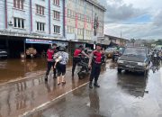 Personel Sat Samapta Polres Ketapang Bantu Pengendara Terkena Banjir Sekaligus Atur Arus Lalu Lintas