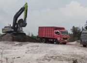 Aksi Swadaya Warga dan Organisasi Petir Bantu Penimbunan Jalan Poros Pelang–Sungai Kepuluk