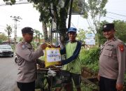 Polres Ketapang Gelar Jumat Berkah, Sat Binmas Salurkan Bantuan Sembako kepada Warga di Kelurahan Mulia Baru dan Sukaharja