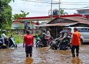 Kasat Samapta Polres Ketapang Pimpin Patroli dan Pengaturan Lalu Lintas pada Ruas Jalan Tergenang Air Pasang