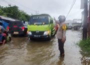 Bhabinkamtibmas Polsek Benua Kayong Laksanakan Pengaturan Lalu Lintas dan Bantu Warga Terdampak Banjir Rob di Jalan Pawan 1