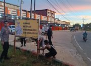Jelang Nataru 2025–2026, Polsek Sandai Pasang Banner Himbauan Tertib Lalu Lintas di Jalan Trans Kalimantan