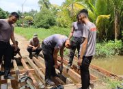 Sat Samapta Polres Ketapang Bersama Kompi 4 Brimob dan Masyarakat Laksanakan Perbaikan Jembatan di Desa Sukabaru