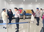 Tingkatkan Pelayanan Humanis Jelang Nataru, Polisi berikan Layanan Kepada Masyarakat di Bandara Rahadi Oesman Ketapang