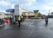 Kasatgas Kamseltibcar Lantas Ops Lilin Kapuas 2025 Polres Ketapang, Atur Lalu Lintas dengan Humanis di pagi hari