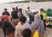 Dalam Rangka Ops Lilin Kapuas 2025, Personil Sat Pol Airud Polres Bersama Polsek Pelabuhan Ketapang laksanakan Pengamanan Kedatangan Bintang Rezeki Ekpres Di Pelabuhan