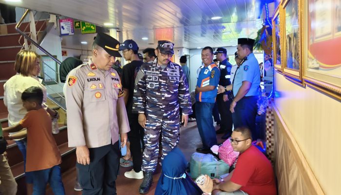 Pengamanan Maksimal! Prajurit Lanal Ketapang Kawal Arus Mudik di Pelabuhan dan Bandara