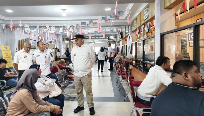 Kunjungan Spontan bupati ketapang ke Disdukcapil 