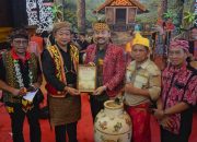 Bupati Ketapang Pimpin Kontingen di PGD Kalbar ke-40, Tegaskan Kesakralan Gelar Adat Dayak Ketapang