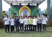 Sekda Ketapang, Repalianto, secara resmi melepas Pawai Ta’aruf yang ditandai dengan pengangkatan bendera 