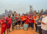 Menembus Asap, Memadamkan Api: Bupati Ketapang Bersama Petugas dan Relawan Berjuang Padamkan Karhutla 